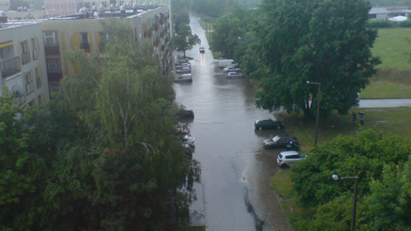 Hatalmas vihar: vízátfolyások a 67-esen, késő vonatok a Dunántúlon