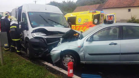 Kisteherautó és személykocsi karambolozott a 61-esen