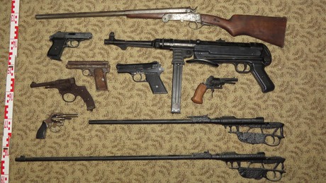 Pisztolyok, puskák, revolverek - elítélték a fegyverarzenál tulajdonosát