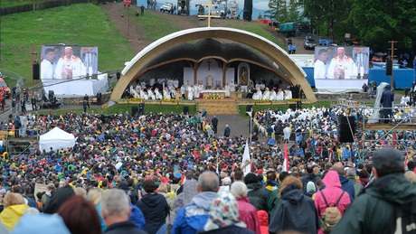 Több mint százezer embernek tartott misét a pápa Csíksomlyón
