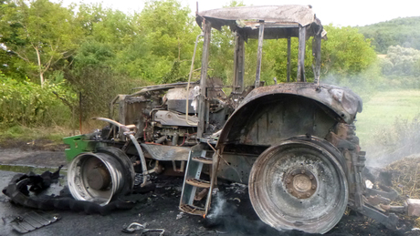 Teljesen kiégett egy traktor Bonnyánál