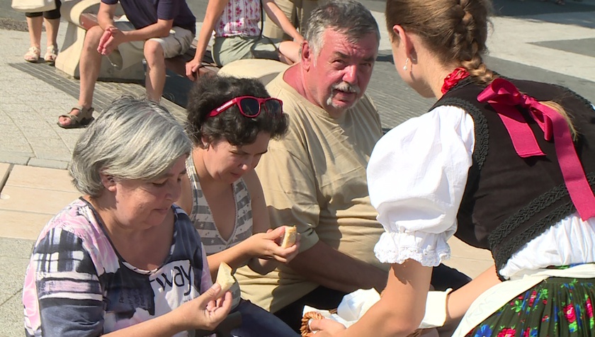 Az új kenyér osztása és koszorúzás a Kossuth téren