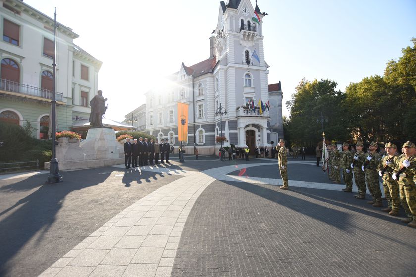 Zászlófelvonás a Kossuth téren (Fotók: Kaposvári Városháza)