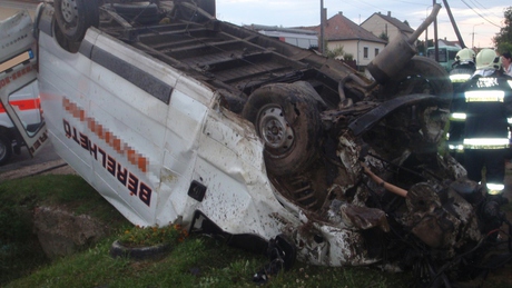 Halálos baleset: 138-cal száguldott a kerítésbe csapódott kisteherautó