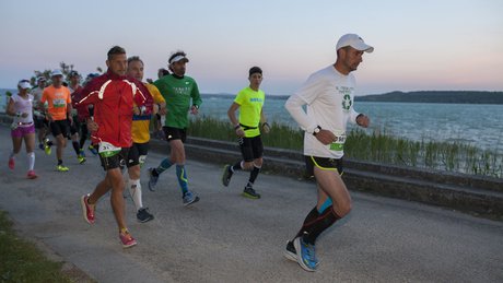 Tízezren futják ma körbe a Balatont