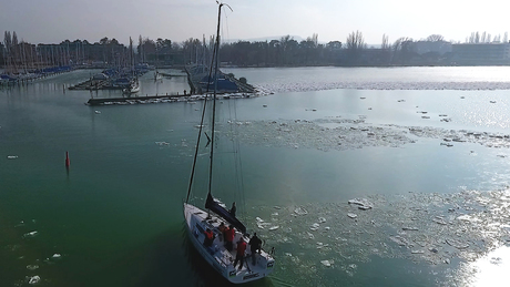 Vitorlások télen: gyönyörű felvételek a jeges Balatonról