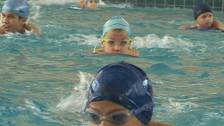 Ismét úszni tanulnak a kaposvári kisdiákok