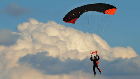 Wingsuit és meztelen csúsztató - égi látványosság a Balatonnál 