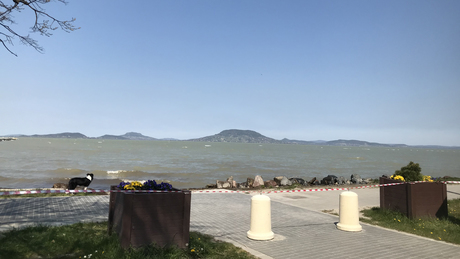 Lezárt mólók, strandok