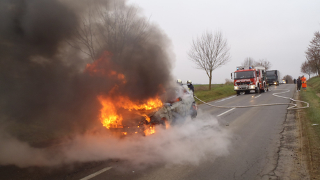 Hatalmas lángokkal égett egy autó Kapolynál