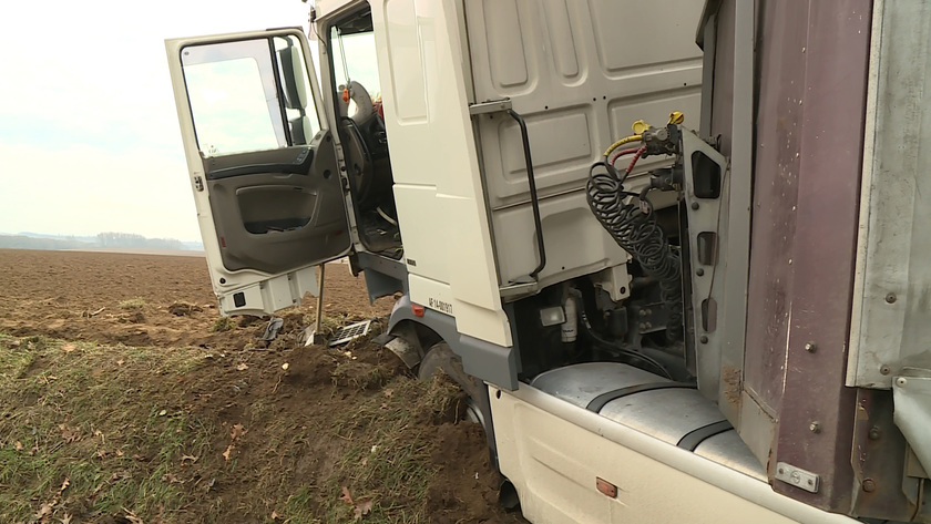 Kamion ütközött személyautóval Igal és Somogyszil között