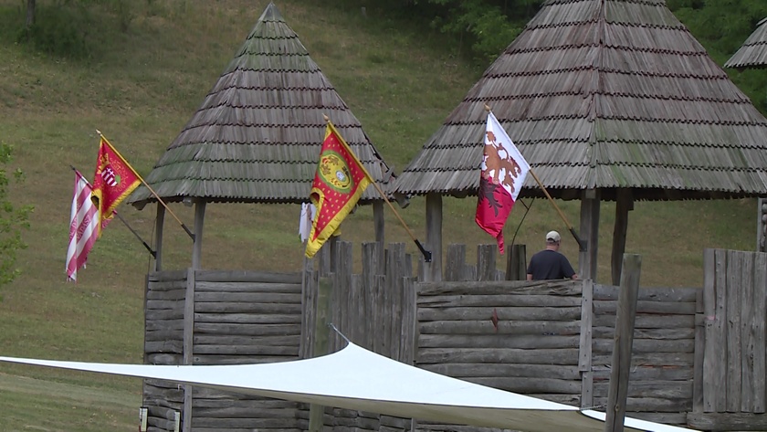 Történelmi zászlók a patcai lovagvár falán