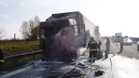 Kamion lángolt az M7-esen