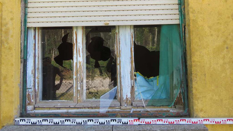 16 üvegtáblát tört be a haragos szomszédasszony