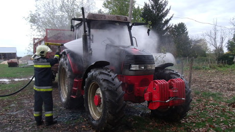 Traktortűzhöz vonultak a tűzoltók 