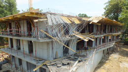 Tetőbontás közben összeomlott a zsaluzat, öt munkás súlyosan megsérült