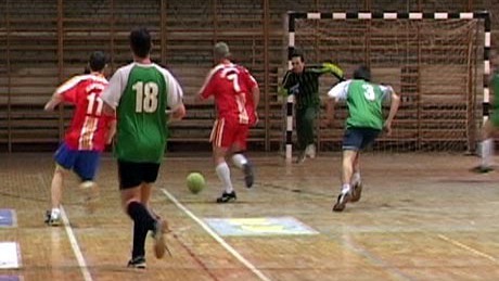 Húsz csapat az "MLSZ-Sportpálya 2004" öregfiúk teremtornáján