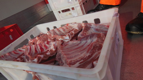 Parkolóban rakodták a több tonna illegális húst