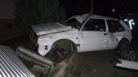 Kerítésének csapódott egy autó Bolhón