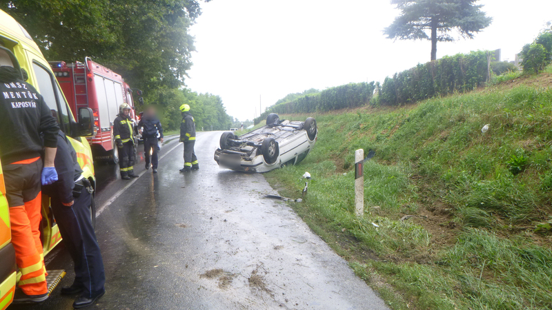 Felborult egy autó Jutánál - fotók: Kaposvár HTP