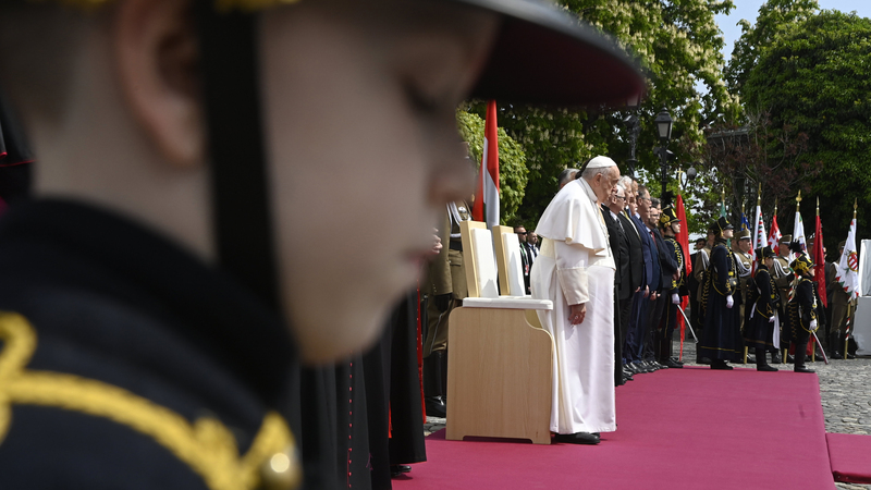 Ferenc pápa fogadása a Szent György téren 2023. április 28-án. A katolikus egyházfő háromnapos apostoli látogatásra érkezett Magyarországra. MTI/Koszticsák Szilárd 