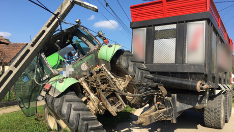 Villanyoszlopnak ütközött egy pótkocsis traktor