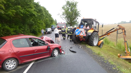 Személyautó és traktor karambolozott