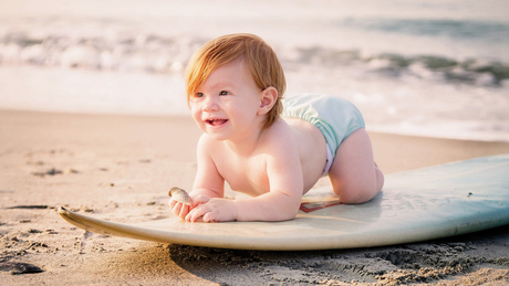 Milyen ruhák kellenek egy kisbabának strandoláskor?