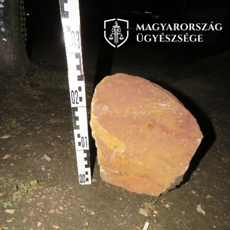 a fényképen a vádlott által felemelt kő látható