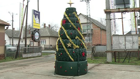 Kaposmérőben gumiból készült az idei karácsonyfa!
