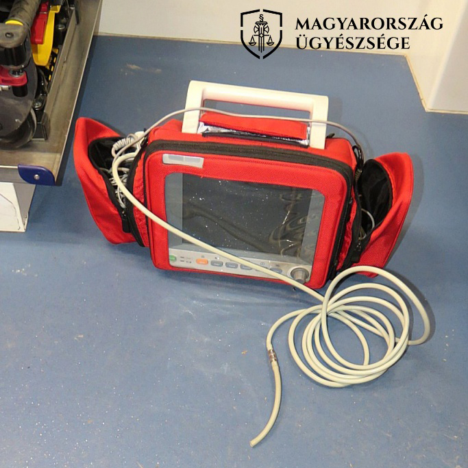 a képen a terhelt által megrongált vérnyomásmérő látható