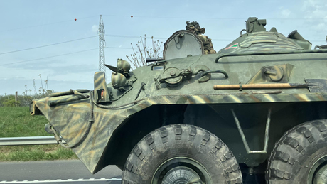 Harci járművek az M7-esen