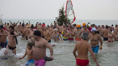 Újévi csobbanás: megfürödtek a 3 fokos Balatonban