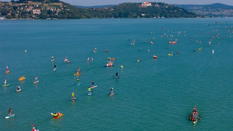 Átszelték a Balatont