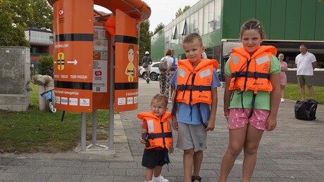 Már kilenc mentőmellényállvány segíti a Balatonban fürdőző gyerekeket